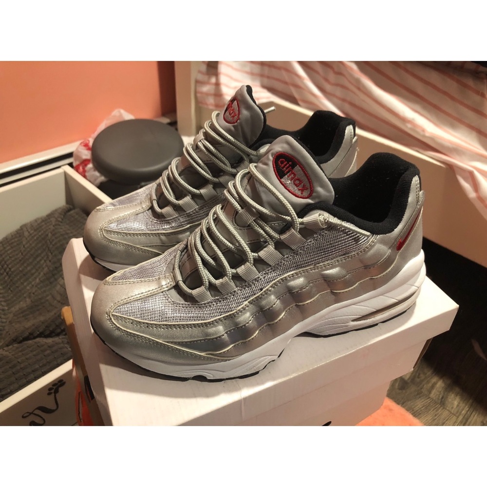 💋🤪USED Silver Air Maxes 95 Size 6.5Y BOYS💋🤪